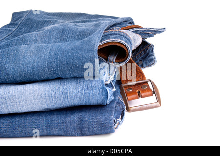 Jeans blu con cintura in cuoio, isolato su bianco Foto Stock