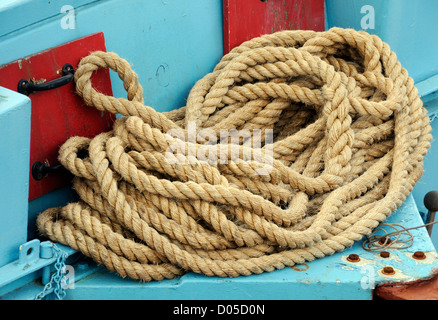 Una bobina di fibra naturale di corda in una barca da pesca. Scrabster, Caithness in Scozia, Regno Unito. Foto Stock