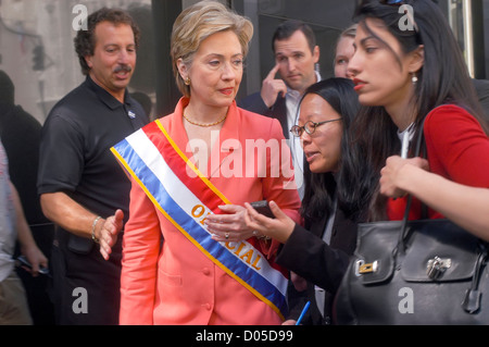 Il senatore Hillary Clinton, accompagnato da Huma Abadin, parla con i giornalisti come lei lascia la parata del giorno del lavoro. Foto Stock