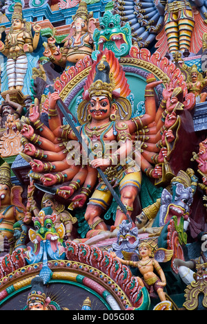 Stucco figure di divinità su Meenakshi Amman Tempio della (Hindu;Saivite) south tower (gopuram); Madurai; Tamil Nadu, India Foto Stock
