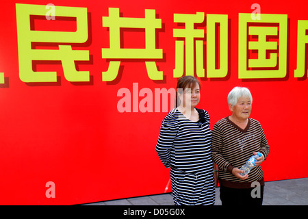 Shanghai Cina,Asia,cinese,orientale,Huangpu District,The Bund,Zhongshan Road,National Day Golden Week,Asian Asian Asian,adulti donne donne donne adulti la Foto Stock