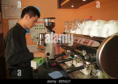 Shanghai Cina, Huangpu District cinese, il Bund, Zhongshan Road, Costa Coffee, barista, società britannica in ambiente straniero, uomo asiatico uomini maschio adulto Foto Stock