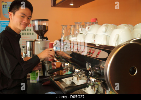 Shanghai Cina, Asia, cinese, orientale, Huangpu District, il Bund, Zhongshan Road, Costa Coffee, barista, società britannica in ambiente straniero, asiatici, uomo Foto Stock