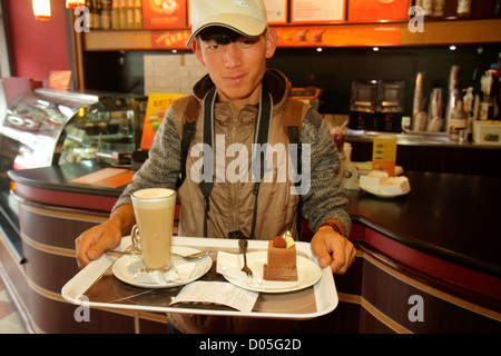 Shanghai Cina, Huangpu District cinese, il Bund, Zhongshan Road, Costa Coffee, barista, società britannica in ambiente straniero, uomo asiatico uomini maschio adulto Foto Stock