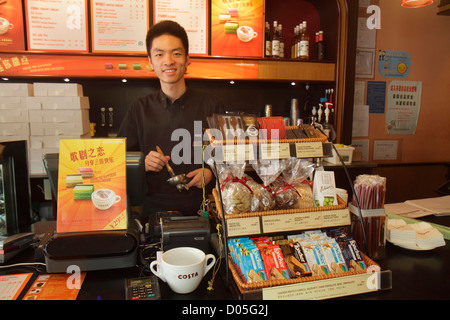 Shanghai Cina, Asia, cinese, orientale, Huangpu District, il Bund, Zhongshan Road, Costa Coffee, barista, società britannica in ambiente straniero, asiatici, uomo Foto Stock