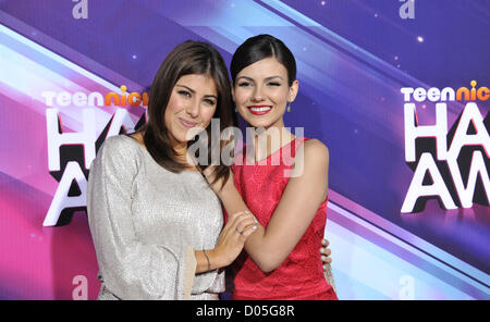 Nov. 17, 2012 - Los Angeles, California, Stati Uniti - Daniella Monet, Victoria giustizia frequentando il 2012 TeenNick Halo Awards tenutosi presso il.Hollywood Palladium in Hollywood, la California il 17 novembre 2012. 2012(Immagine di credito: credito: D. lunga/Globe foto/ZUMAPRESS.com) Alamy Live News Foto Stock