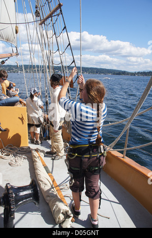 L'equipaggio trivelle le vele di Hawaiian capotribù come ella vele sul lago Washington durante la simulazione di una battaglia del mare come parte del lavoro giorno festeggiamenti il Ago 31, 2012 nei pressi di Kirkland, Washington. Foto Stock