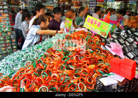 Shanghai Cina, quartiere cinese Huangpu, East Nanjing Road, National Day Golden Week, uomo asiatico uomo maschio, donna donna donna donna, shopping shopper shoppers Foto Stock