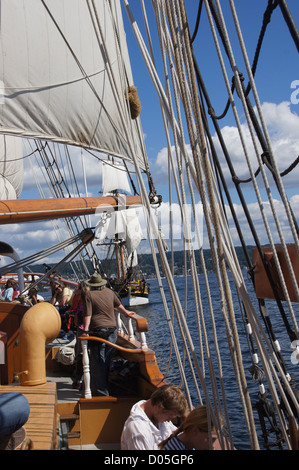 L'equipaggio trivelle le vele di Hawaiian capotribù come ella vele sul lago Washington durante la simulazione di una battaglia del mare come parte del lavoro giorno festeggiamenti il Ago 31, 2012 nei pressi di Kirkland, Washington. Foto Stock