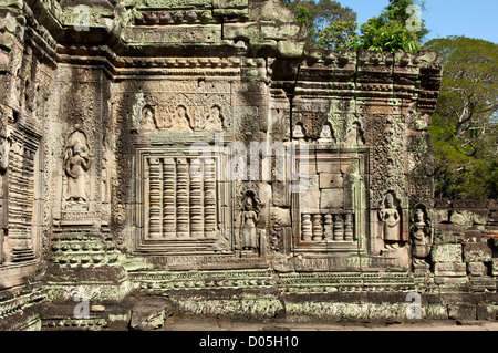 Parete esterna ornato di bassorilievi e una falsa finestra (balaustra), Preah Khan, tempio di Angkor, Siem Reap, Cambogia Foto Stock