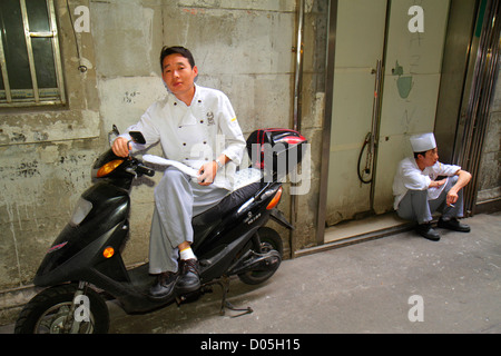 Shanghai Cina, quartiere cinese Huangpu, East Nanjing Road, National Day Golden Week, uomo asiatico uomini adulti maschi, ristorante ristoranti cibo da pranzo Foto Stock