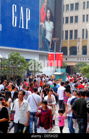 Shanghai Cina,Huangpu District,East Nanjing Road,National Day Golden Week,uomini asiatici maschi,donne donne donne,ragazze ragazze,bambini famiglia fami Foto Stock