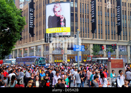 Shanghai Cina,Oriental,Huangpu District,East Nanjing Road,National Day Golden Week,uomo asiatico maschio,donna femmina donne,ragazza ragazze,bambini fam Foto Stock