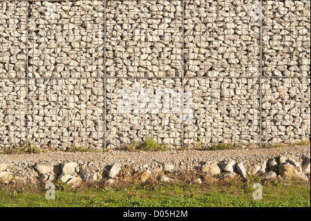 In gabbia riprap rock in acciaio inossidabile fotogrammi usati come un edificio strutturali blocco su un terrapieno invece di calcestruzzo Foto Stock