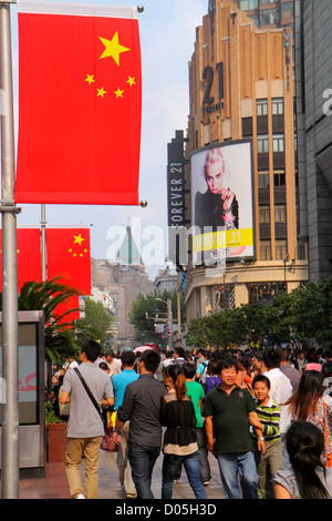 Shanghai Cina, quartiere cinese Huangpu, East Nanjing Road, National Day Golden Week, uomo asiatico uomini maschio, donna donne, società americana in ambiente straniero Foto Stock