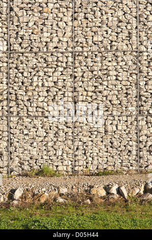 In gabbia riprap rock in acciaio inossidabile fotogrammi usati come un edificio strutturali blocco su un terrapieno invece di calcestruzzo Foto Stock