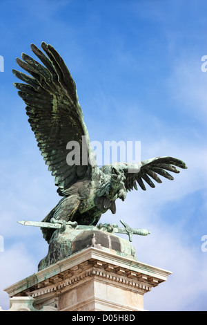 Mitico uccello Turul statua in bronzo dal 1905, situato accanto al Castello di Buda a Budapest, Ungheria. Foto Stock