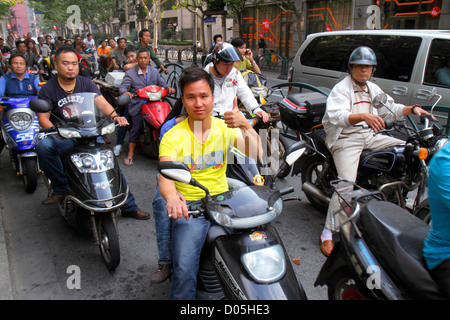 Shanghai Cina, cinese Huangpu District, Jiangxi Road, scooter a motore, elettrico, traffico, uomo asiatico uomini maschio adulti, pollici su, segnale, China121003155 Foto Stock