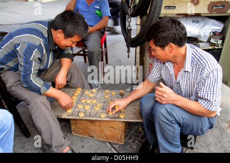 Shanghai Cina,quartiere cinese Huangpu,Sichuan Road,uomo asiatico uomini maschio adulti,gioco da tavolo,Xiangqi,Scacchi cinesi,Street scene,China121003 Foto Stock