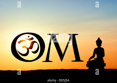 OM indù / simbolo AUM e silhouette Buddha al tramonto. India Foto Stock