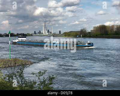 Tanker chiatte 'Theodela-C' la vela sul Reno passando a monte di Duisburg, Germania. Foto Stock