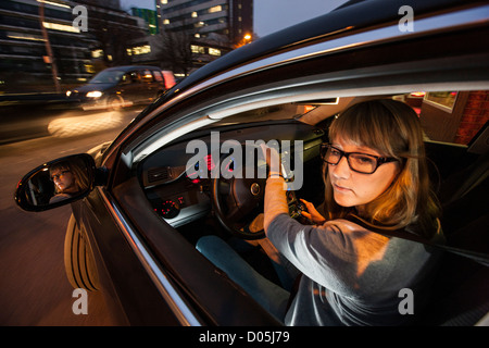 La donna è alla guida di un'auto. Foto Stock