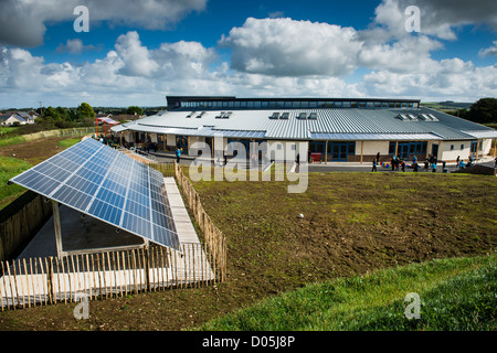 Pannelli solari, esterno, Ysgol T Llew Jones, Brynhoffnant Ceredigion una nuova comunità scuola primaria Wales UK Foto Stock