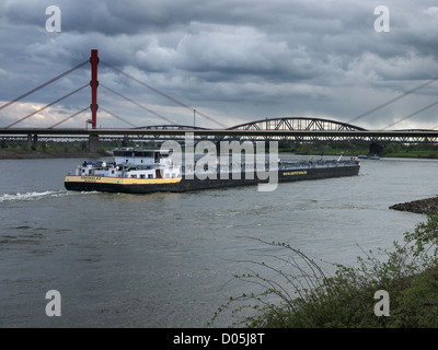 Chiatta cisterna 'Somtrans XI " Vela sul Reno passando a monte di Duisburg, Germania. Foto Stock