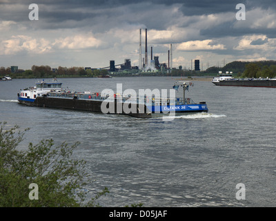 Tanker chiatte 'Eiltank 36' vela sul Reno passando a monte di Duisburg, Germania. Foto Stock