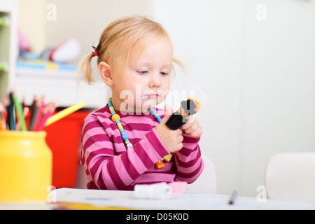 Il Toddler girl giocando con il dito fantoccio Foto Stock