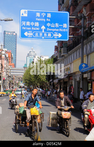 Shanghai Cina, cinese Huangpu District, Sichuan Road, cinese Mandarin simboli, hanzi, uomo asiatico uomini maschio adulti, triciclo, carrello, scooter a motore, electr Foto Stock