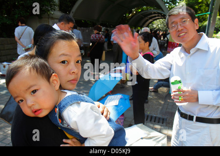 Shanghai Cina, Asia, cinese, orientale, Huangpu District, Nanjing Road, People's Park, ingresso, asiatici, uomo uomini maschio adulti, padre papà, genitore, par Foto Stock