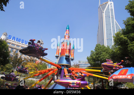 Shanghai Cina, Asia, cinese, orientale, Huangpu District, Nanjing Road, People's Park, Jinjiang Amusement Park, giro in razzo, brivido, carnevale, Shimao Inter Foto Stock