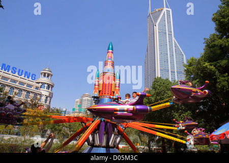 Shanghai Cina, quartiere cinese Huangpu, Nanjing Road, People's Park, parco divertimenti Jinjiang, giro in razzo, brivido, carnevale, Shimao International Plaza Foto Stock