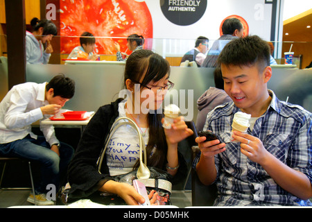 Shanghai Cina, Asia, cinese, orientale, Huangpu District, Xizang Road, People's Square, Raffles City, shopping shopper shopping negozi mercati di mercato mar Foto Stock