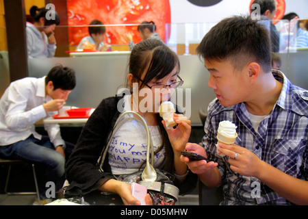 Shanghai Cina, Asia, cinese, orientale, Huangpu District, Xizang Road, People's Square, Raffles City, shopping shopper shopping negozi mercati di mercato mar Foto Stock