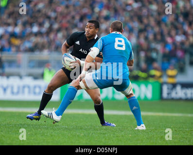 Sabato 9 Novembre Xvii 2012. Stadio Olimpico di Roma. L'Italia. Internazionale di Rugby test match Italia v. La Nuova Zelanda. - Tutto nero halfback osea marcia tenta di passo laterale capitano italiano e n. 8 Sergio Parisse. Foto Stock