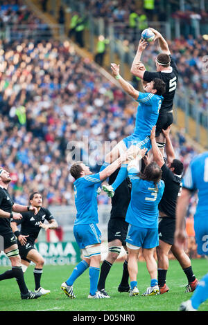 Sabato 9 Novembre Xvii 2012. Stadio Olimpico di Roma. L'Italia. Internazionale di Rugby test match Italia v. La Nuova Zelanda. Nuova Zelanda bloccare Brodie Retallick è issato fino nella line up Foto Stock