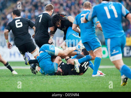 Sabato 9 Novembre Xvii 2012. Stadio Olimpico di Roma. L'Italia. Internazionale di Rugby test match Italia v. La Nuova Zelanda. - Italia di Simone Favaro è a sinistra doppia piegata a seguito di una affrontare durante la partita Foto Stock