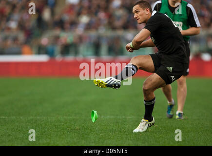 Sabato 9 Novembre Xvii 2012. Stadio Olimpico di Roma. L'Italia. Internazionale di Rugby test match Italia v. La Nuova Zelanda. - Aaron Cruden calci una conversione per la Nuova Zelanda contro l'Italia. Foto Stock