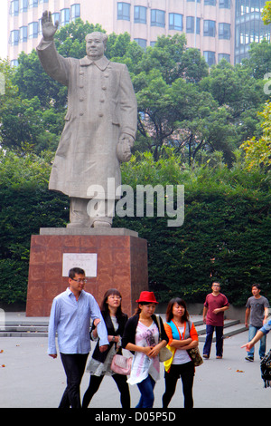 Shanghai Cina,Yangpu District,Tongji University,Campus di Siping,Mandarin,hanzi,personaggi,simboli,uomo asiatico maschio,donna femmina donne,teen teen teen Foto Stock