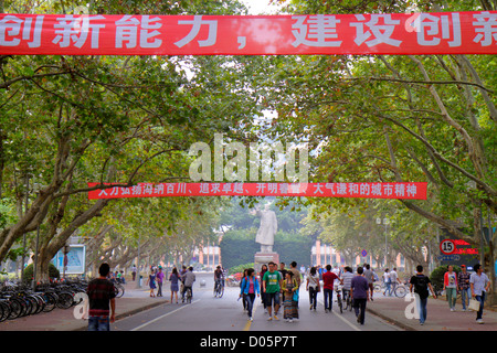 Shanghai Cina, quartiere cinese Yangpu, Università di Tongji, Campus di Siping, lingua mandarina Asian teen teens teenagers students banner Foto Stock