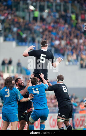 Sabato 9 Novembre Xvii 2012. Stadio Olimpico di Roma. L'Italia. Internazionale di Rugby test match Italia v. La Nuova Zelanda. Nuova Zelanda bloccare Brodie Retallick è issato fino nella line up Foto Stock