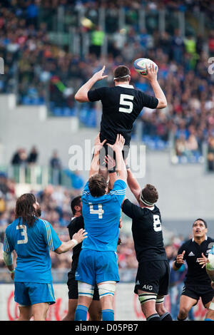 Sabato 9 Novembre Xvii 2012. Stadio Olimpico di Roma. L'Italia. Internazionale di Rugby test match Italia v. La Nuova Zelanda. Nuova Zelanda bloccare Brodie Retallick è issato fino in uscita di linea Foto Stock