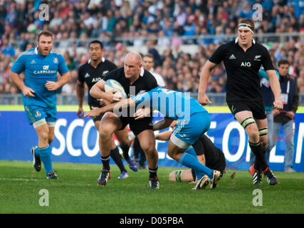 Sabato 9 Novembre Xvii 2012. Stadio Olimpico di Roma. L'Italia. Internazionale di Rugby test match Italia v. La Nuova Zelanda. Nuova Zelanda prop Ben Franks affrontato l'Italia Luca McClean. Foto Stock