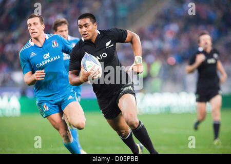 Sabato 9 Novembre Xvii 2012. Stadio Olimpico di Roma. L'Italia. Internazionale di Rugby test match Italia v. La Nuova Zelanda. - Due time provare marcatore Julian Savea corre al cliente una prova per la Nuova Zelanda nella seconda metà del gioco. Foto Stock