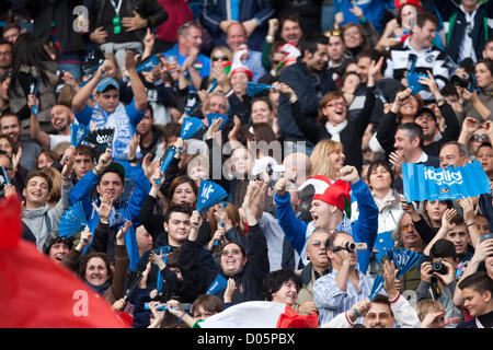 Sabato 9 Novembre Xvii 2012. Stadio Olimpico di Roma. L'Italia. Internazionale di Rugby test match Italia v. La Nuova Zelanda. Il rugby italiano ventole sono esultante dopo Alberto Sgarbi punteggi contro la Nuova Zelanda. Foto Stock