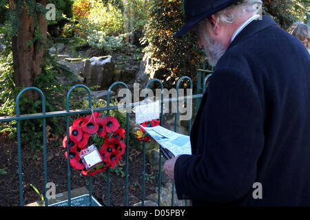 Worthing, West Sussex. Il 18 novembre 2012. Il piccione ricordo Memorial al Beach House Park. Il Memorial è un breve servizio a ricordare il guerriero gli uccelli che hanno servito durante la prima e la seconda guerra mondiale. Alamy Live News. Foto Stock