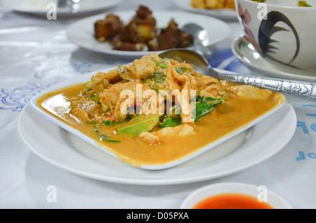 La carne di maiale in massa di arachidi Crema di Cocco curry , cibo tailandese Foto Stock