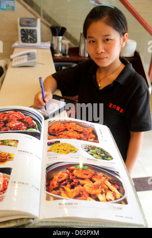 Shanghai Cina, quartiere cinese Yangpu, Siping Road, ristorante ristoranti, cibo, caffè, menu, Mandarin, hanzi, personaggi, simboli, donna asiatica fe Foto Stock